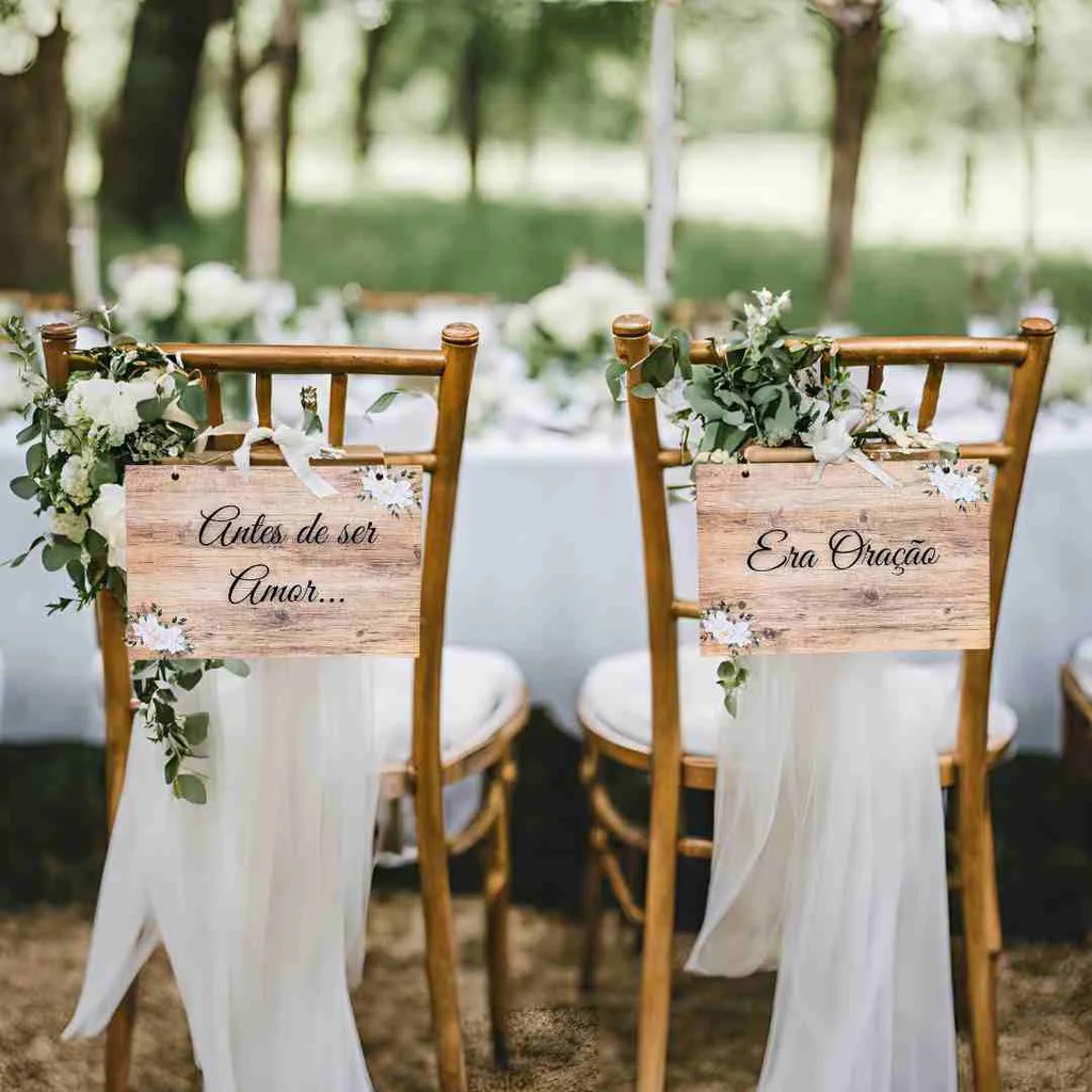 Placas para cadeiras dos noivos na decoração do casamento