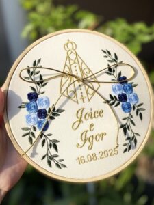 Bastidor bordado com Nossa Senhora e flores azuis para as alianças