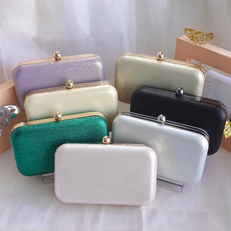 Bolsa clutch para completar o look das madrinhas