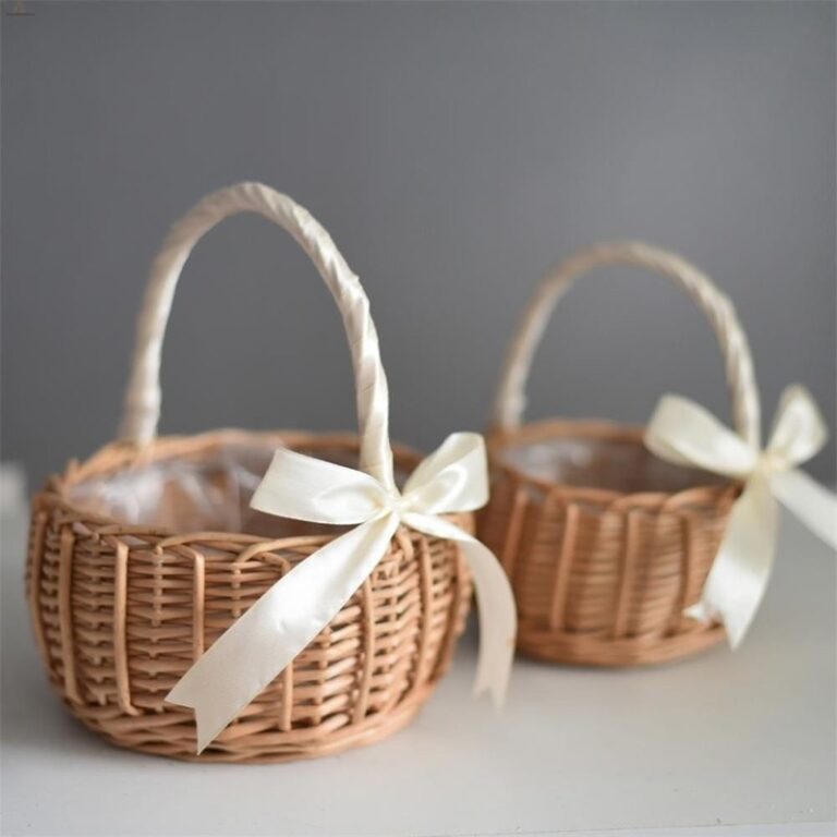 Cesta de vime com alça para a florista do casamento