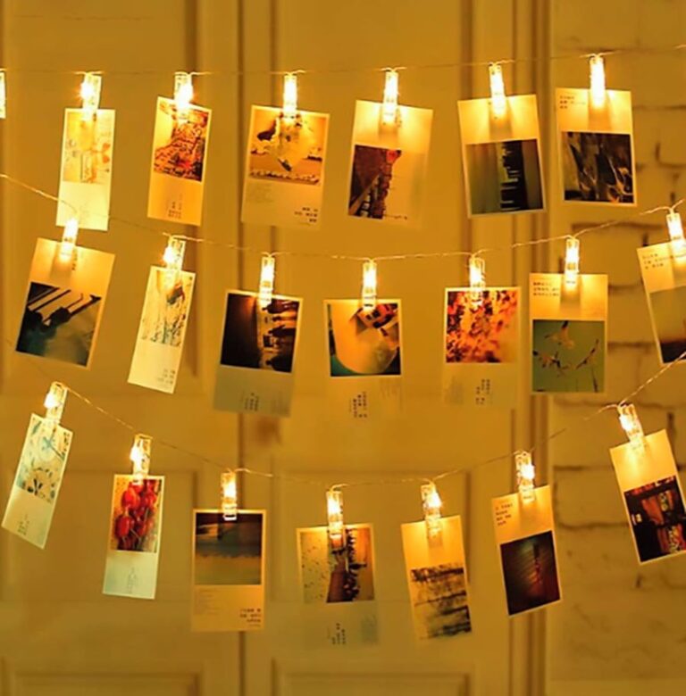 Cordão de luz com prendedores para varal de fotos no casamento