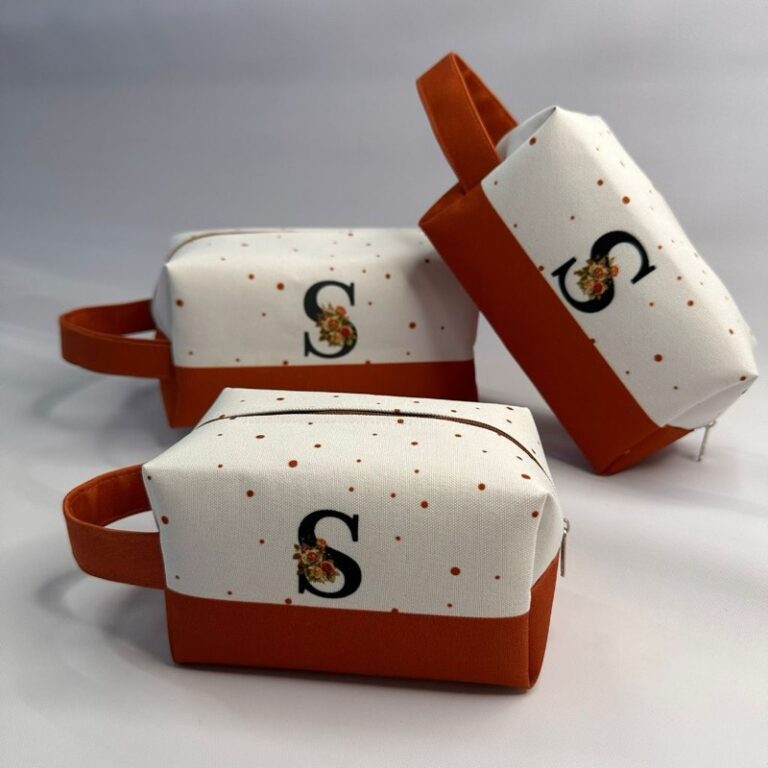 Necessaire com inicial e alça para convite de madrinha