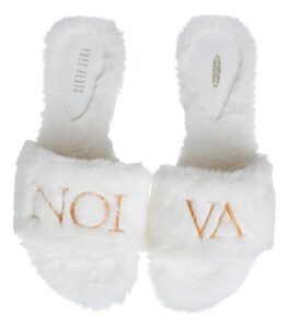 Pantufa de pelúcia escrita Noiva para o making of