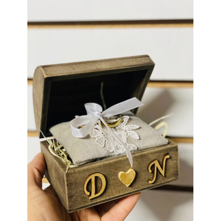 Mini baú de madeira para as alianças do casamento