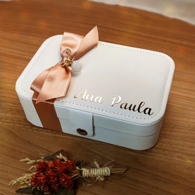 Porta-joia personalizado com o nome em dourado