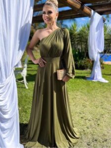 Vestido com manga longa e ombro único
