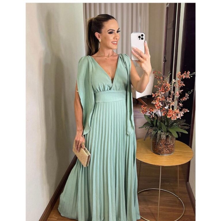 Vestido plissado com decote V, disponível em várias cores