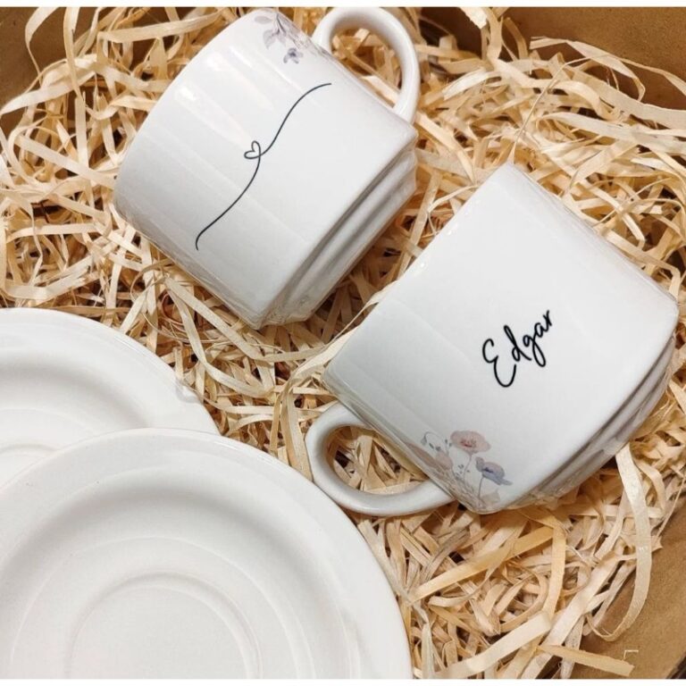 Xícara de porcelana personalizada com pires para madrinha
