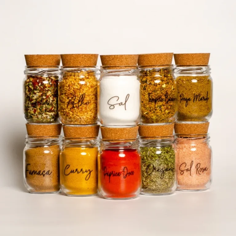 Kit com dez potes de tempero e adesivos