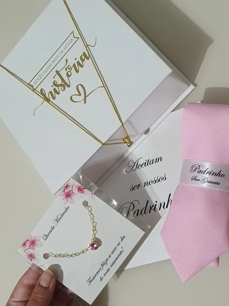 Kit de convite de padrinhos com caixa branca, gravata e pulseira