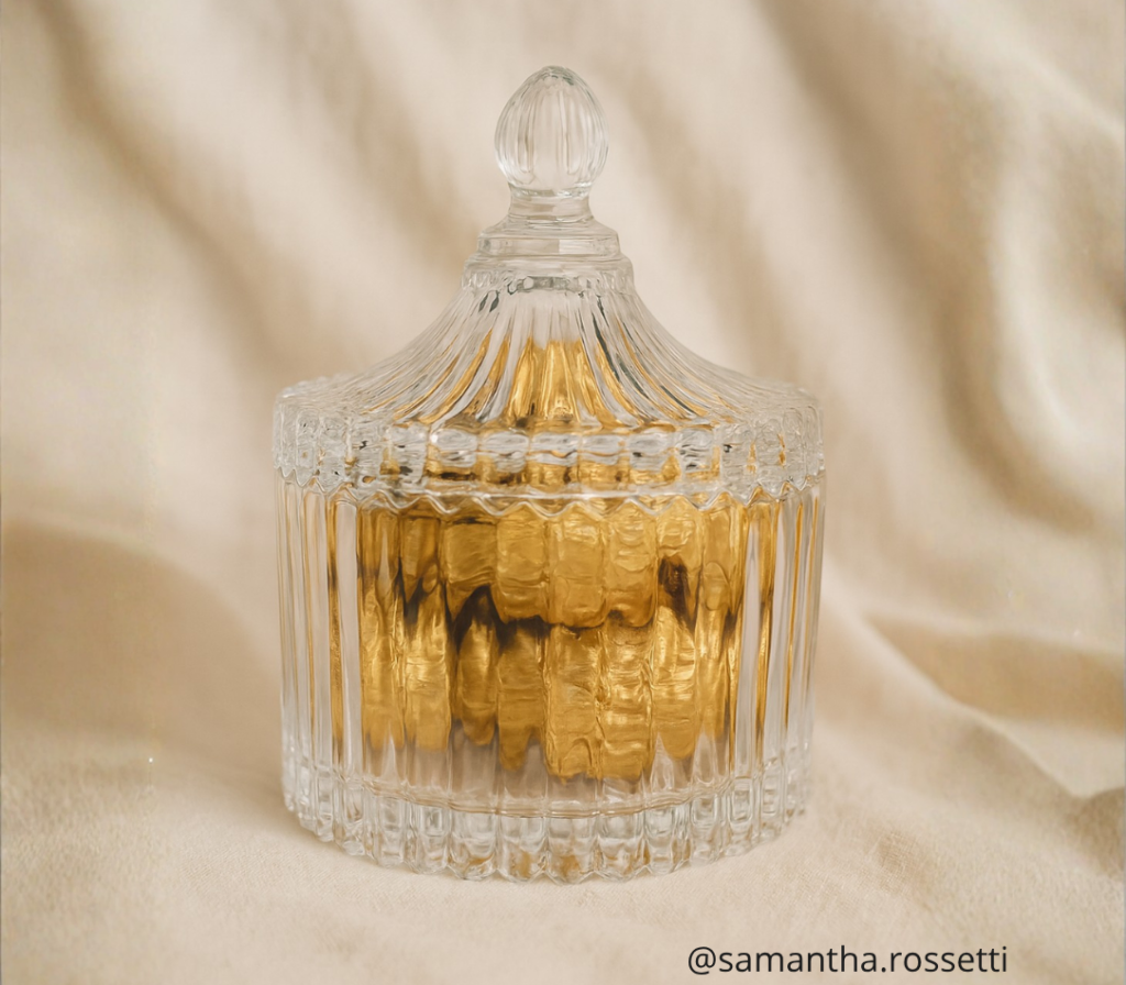 Mini bomboniere de vidro com doces dentro, lembrancinha de casamento elegante