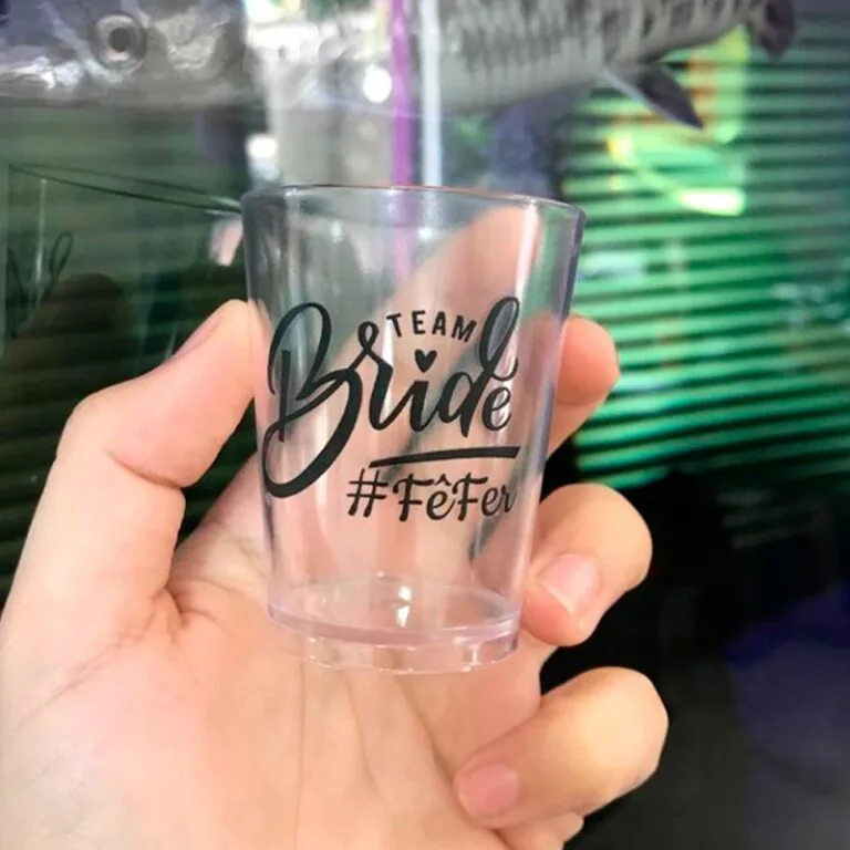 Copos de dose personalizados para o bar do casamento