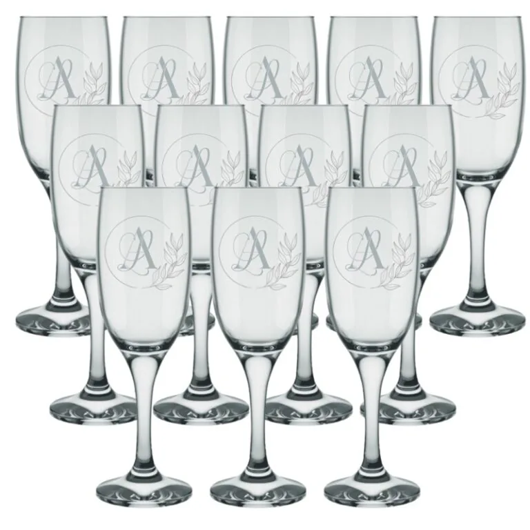 Taças de vidro personalizadas com o nome dos noivos para o brinde do casamento